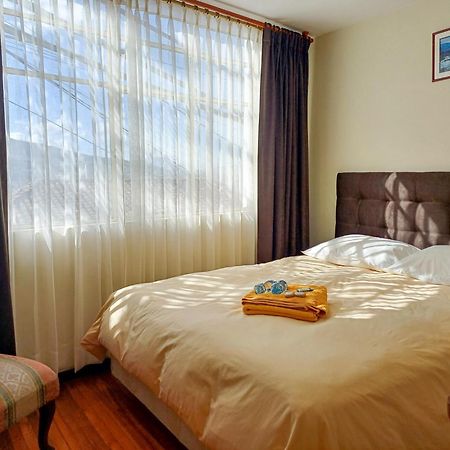 The Quito Guest House With Yellow Balconies For Travellers Exterior photo