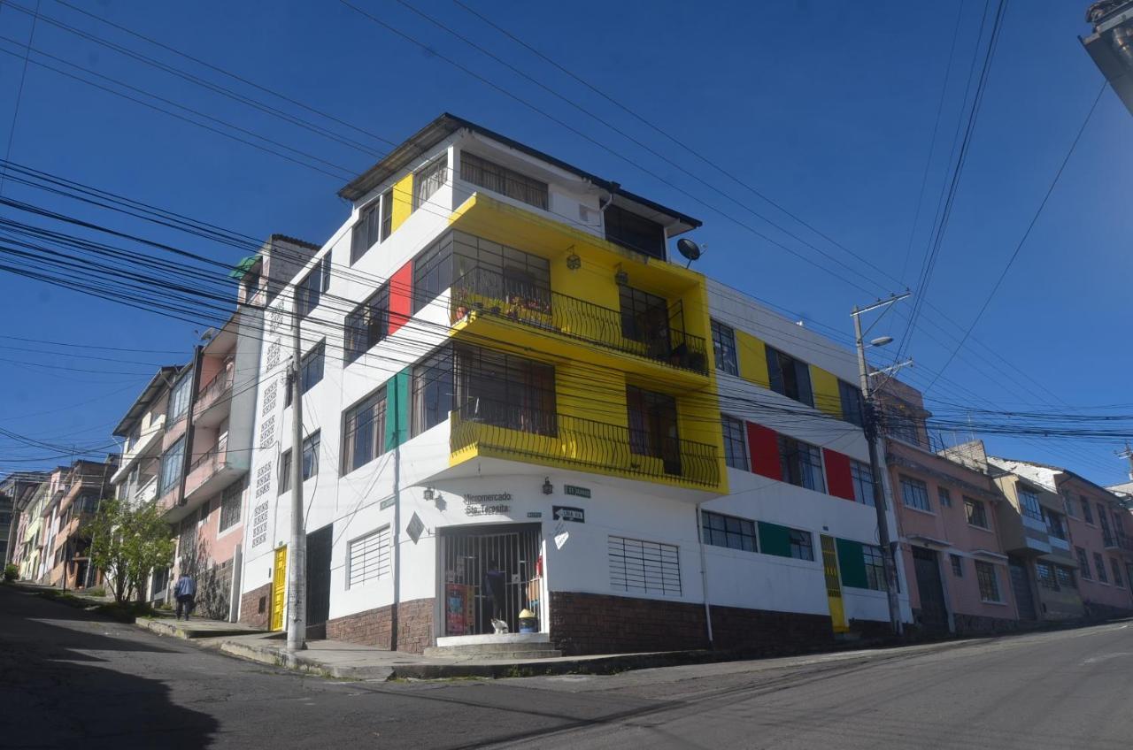 The Quito Guest House With Yellow Balconies For Travellers Exterior photo