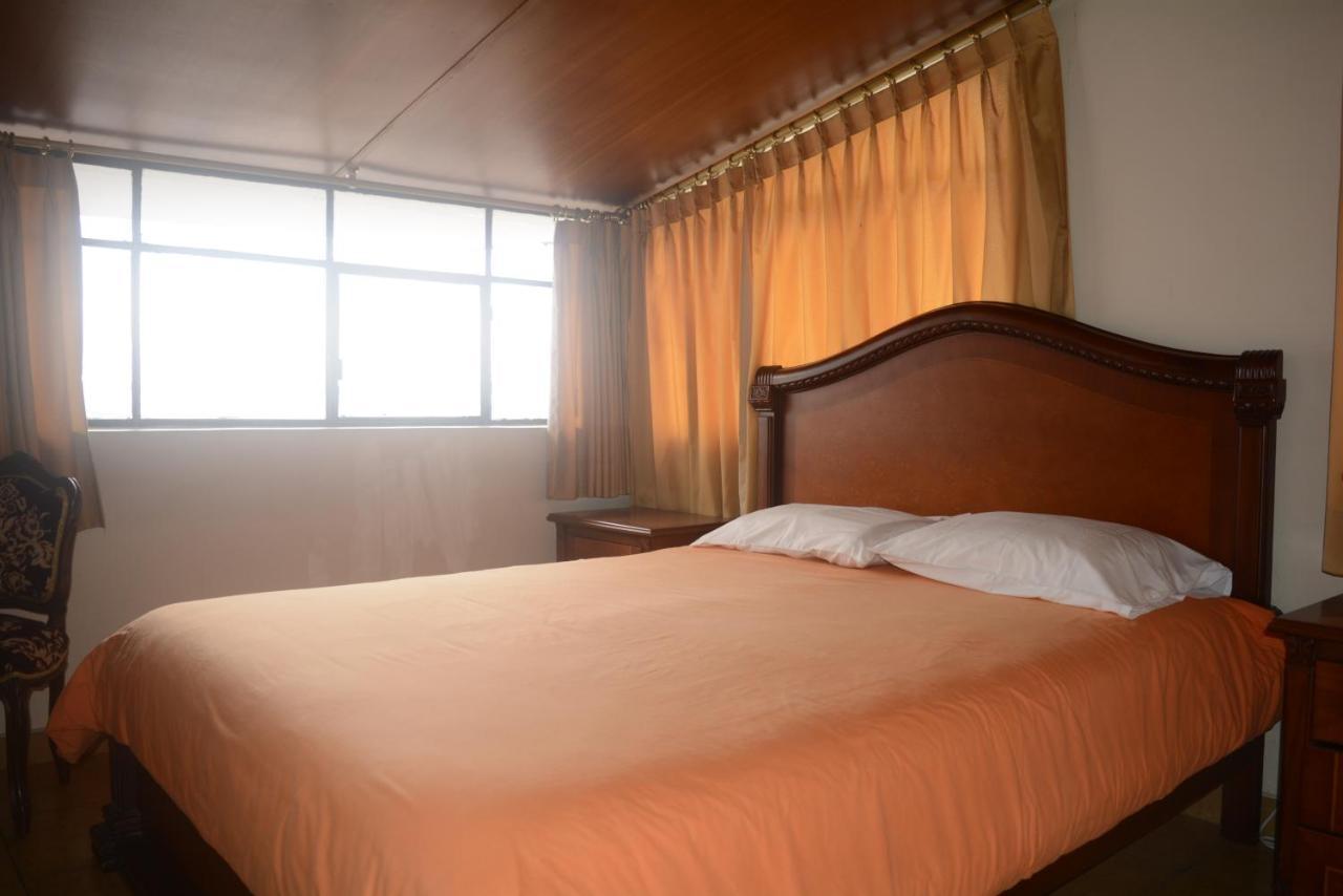 The Quito Guest House With Yellow Balconies For Travellers Exterior photo