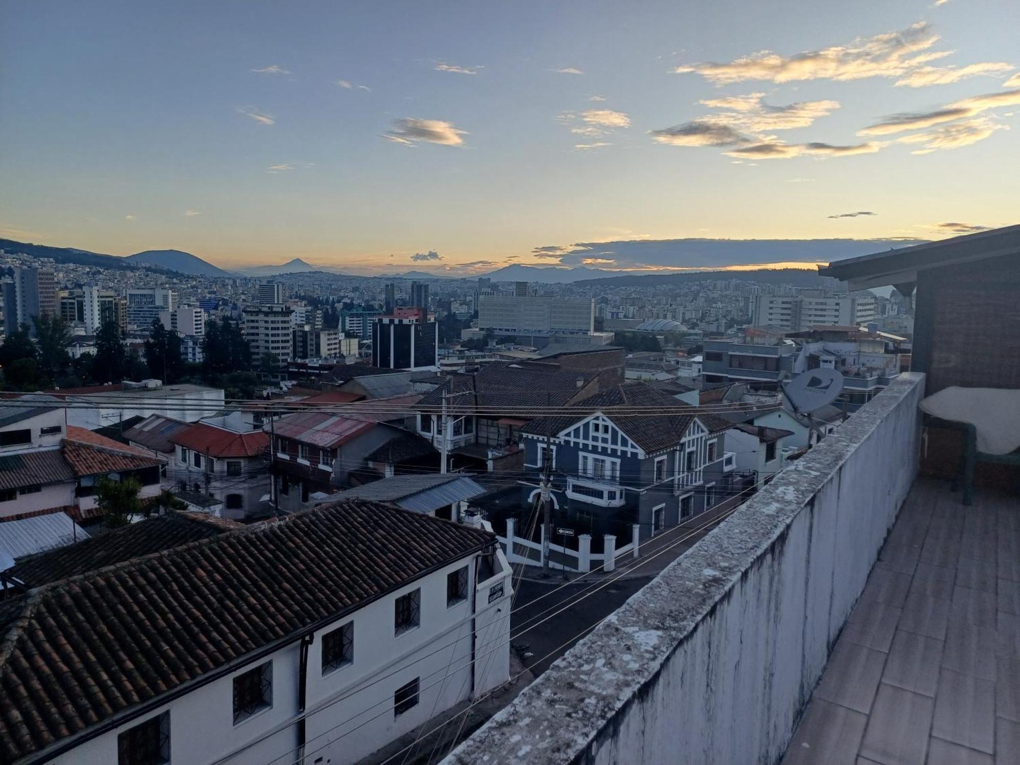 The Quito Guest House With Yellow Balconies For Travellers Exterior photo