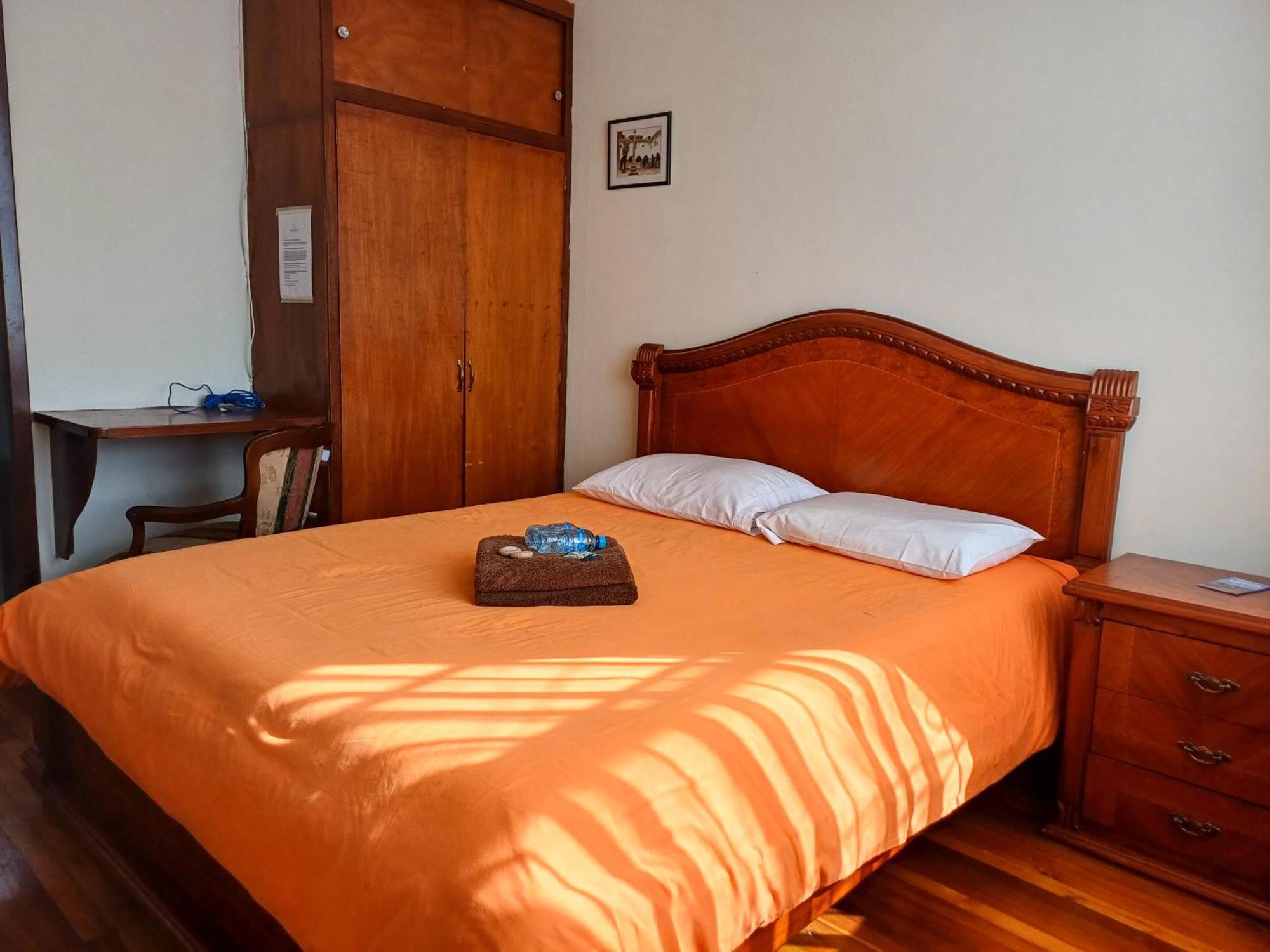 The Quito Guest House With Yellow Balconies For Travellers Exterior photo
