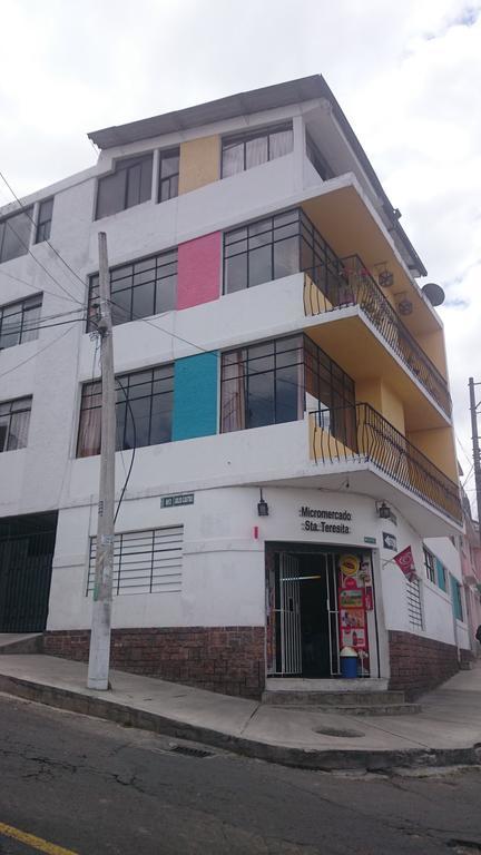 The Quito Guest House With Yellow Balconies For Travellers Exterior photo
