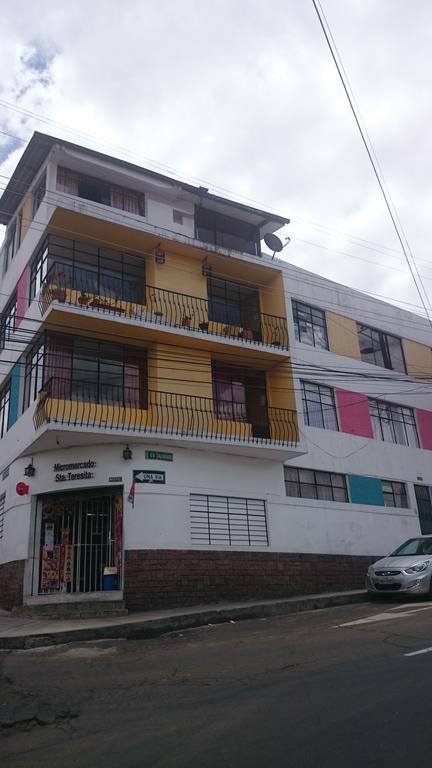 The Quito Guest House With Yellow Balconies For Travellers Exterior photo