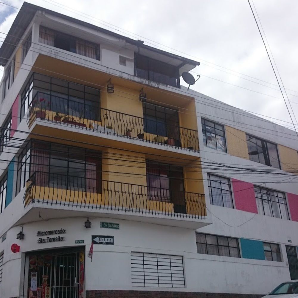 The Quito Guest House With Yellow Balconies For Travellers Exterior photo