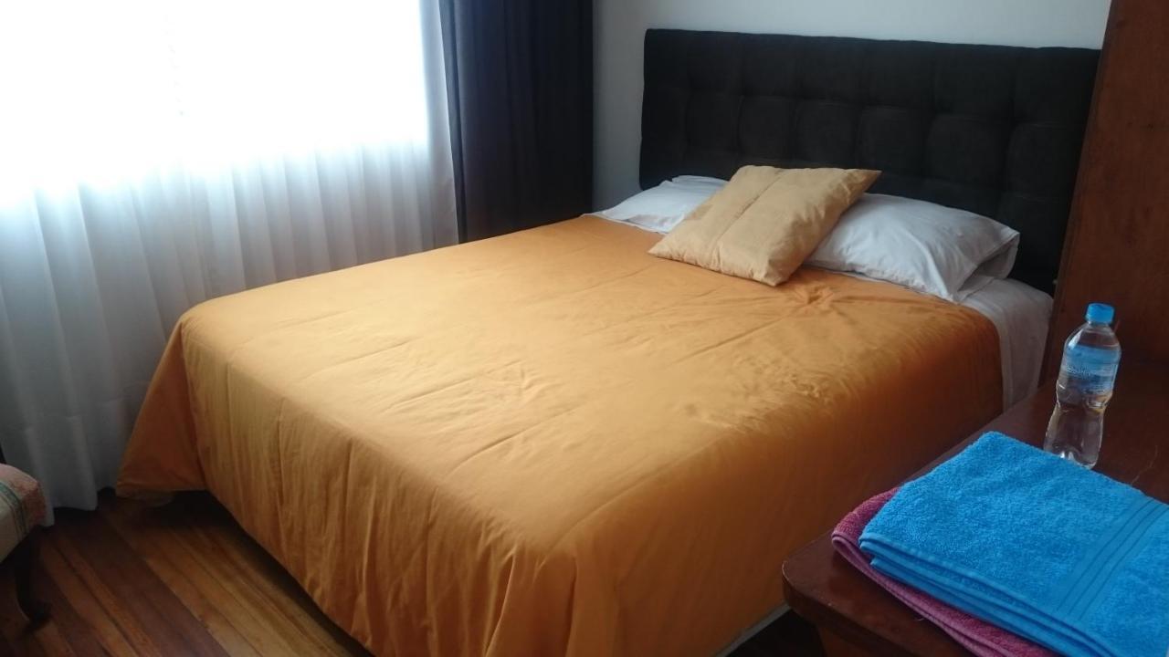 The Quito Guest House With Yellow Balconies For Travellers Exterior photo